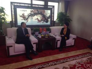 鄺遠(yuǎn)平與河南省工商聯(lián)副主席、鄭州市工商聯(lián)主席薛景霞
