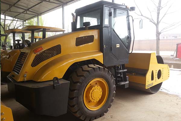 振動(dòng)壓路機(jī)