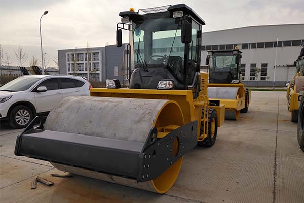 振動<a href='http://www.ikebukuro-takkyu.com' target='_blank'>壓路機</a>