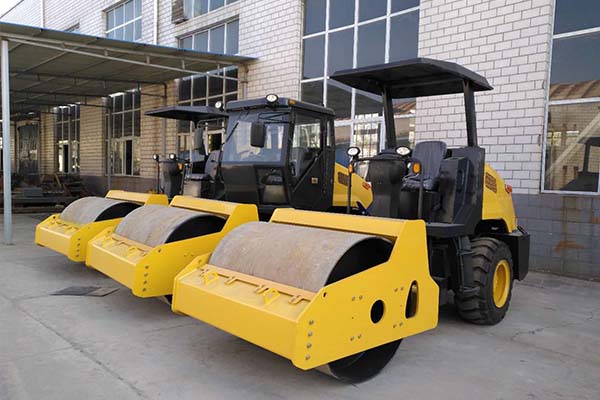 6噸<a href='http://www.ikebukuro-takkyu.com' target='_blank'>壓路機</a>